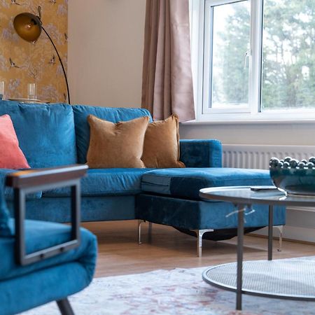 Stylish 4 Bedroom Spacious Retreat With Parking - Sleeps 10 - Families & Contractors Canterbury Eksteriør billede