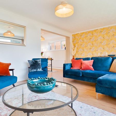 Stylish 4 Bedroom Spacious Retreat With Parking - Sleeps 10 - Families & Contractors Canterbury Eksteriør billede