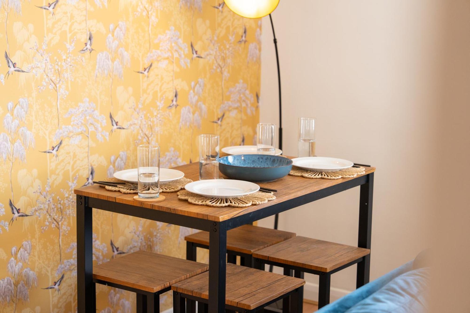 Stylish 4 Bedroom Spacious Retreat With Parking - Sleeps 10 - Families & Contractors Canterbury Eksteriør billede