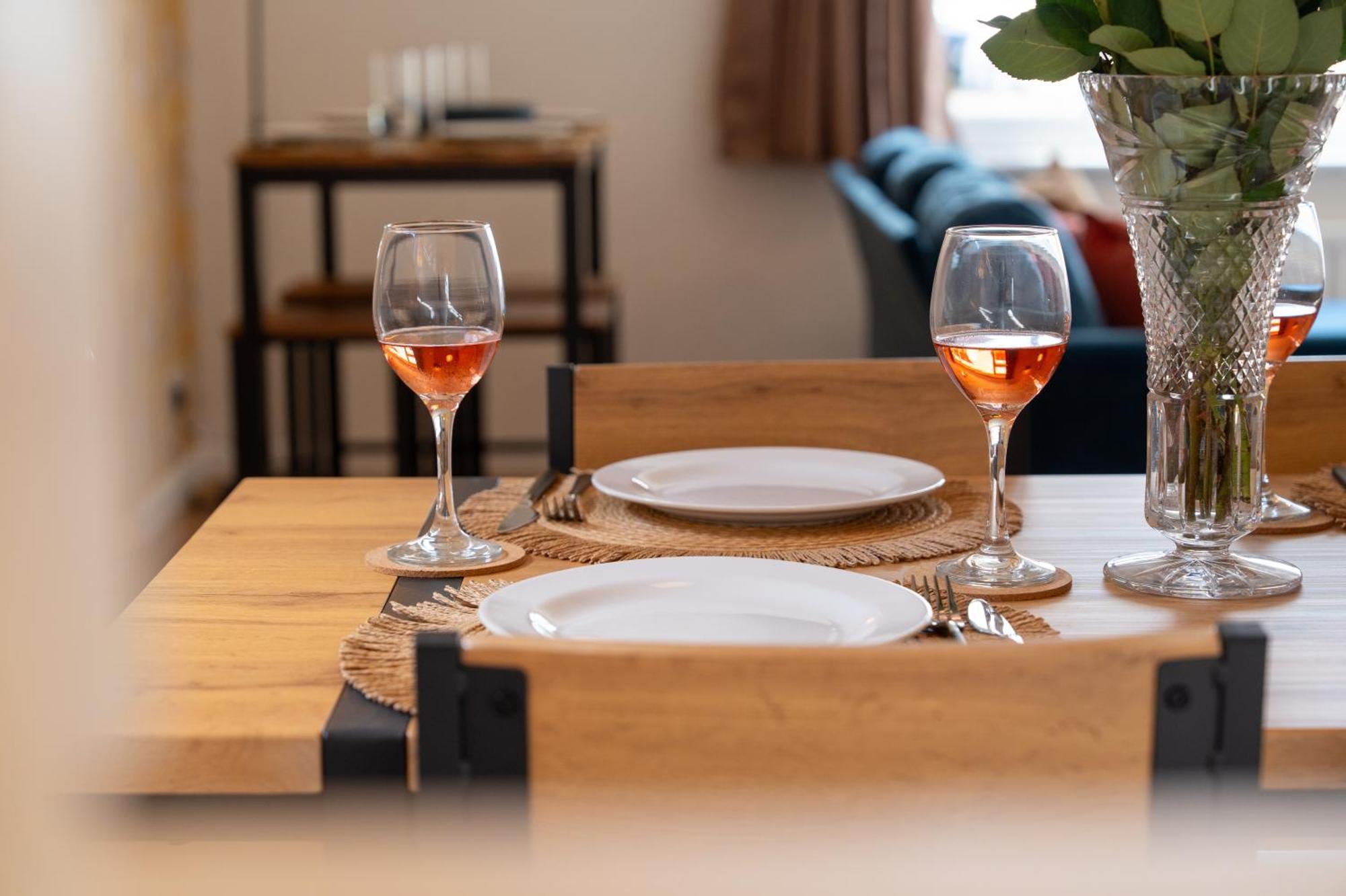 Stylish 4 Bedroom Spacious Retreat With Parking - Sleeps 10 - Families & Contractors Canterbury Eksteriør billede