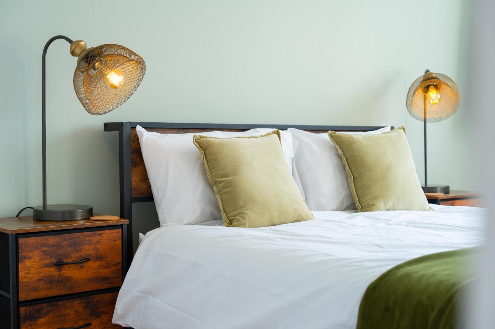 Stylish 4 Bedroom Spacious Retreat With Parking - Sleeps 10 - Families & Contractors Canterbury Eksteriør billede