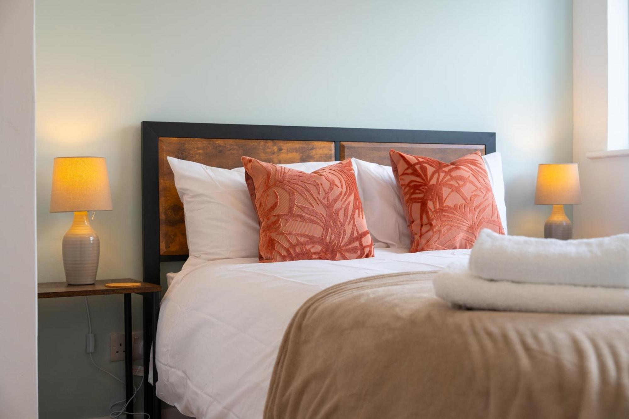 Stylish 4 Bedroom Spacious Retreat With Parking - Sleeps 10 - Families & Contractors Canterbury Eksteriør billede