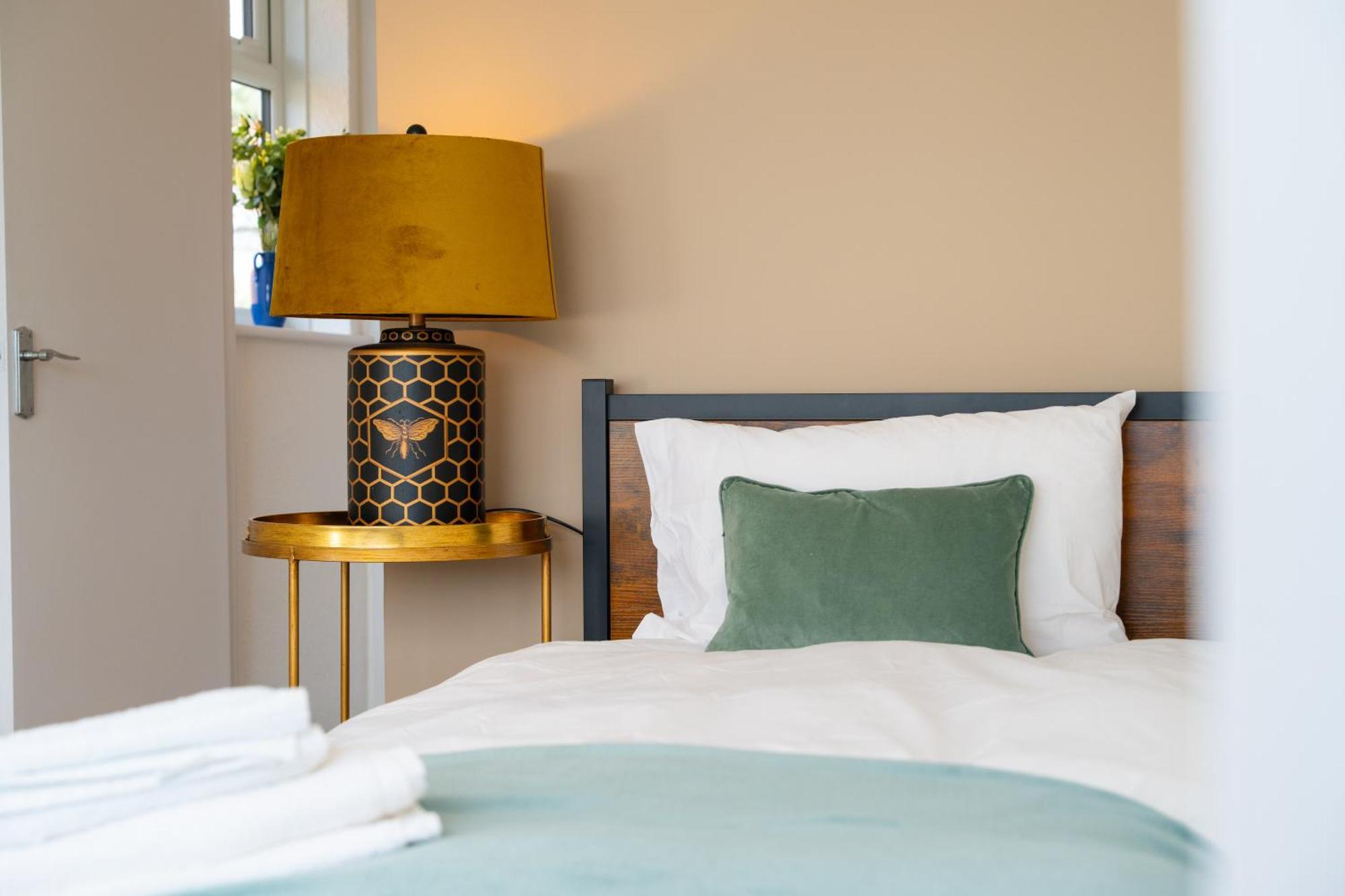 Stylish 4 Bedroom Spacious Retreat With Parking - Sleeps 10 - Families & Contractors Canterbury Eksteriør billede