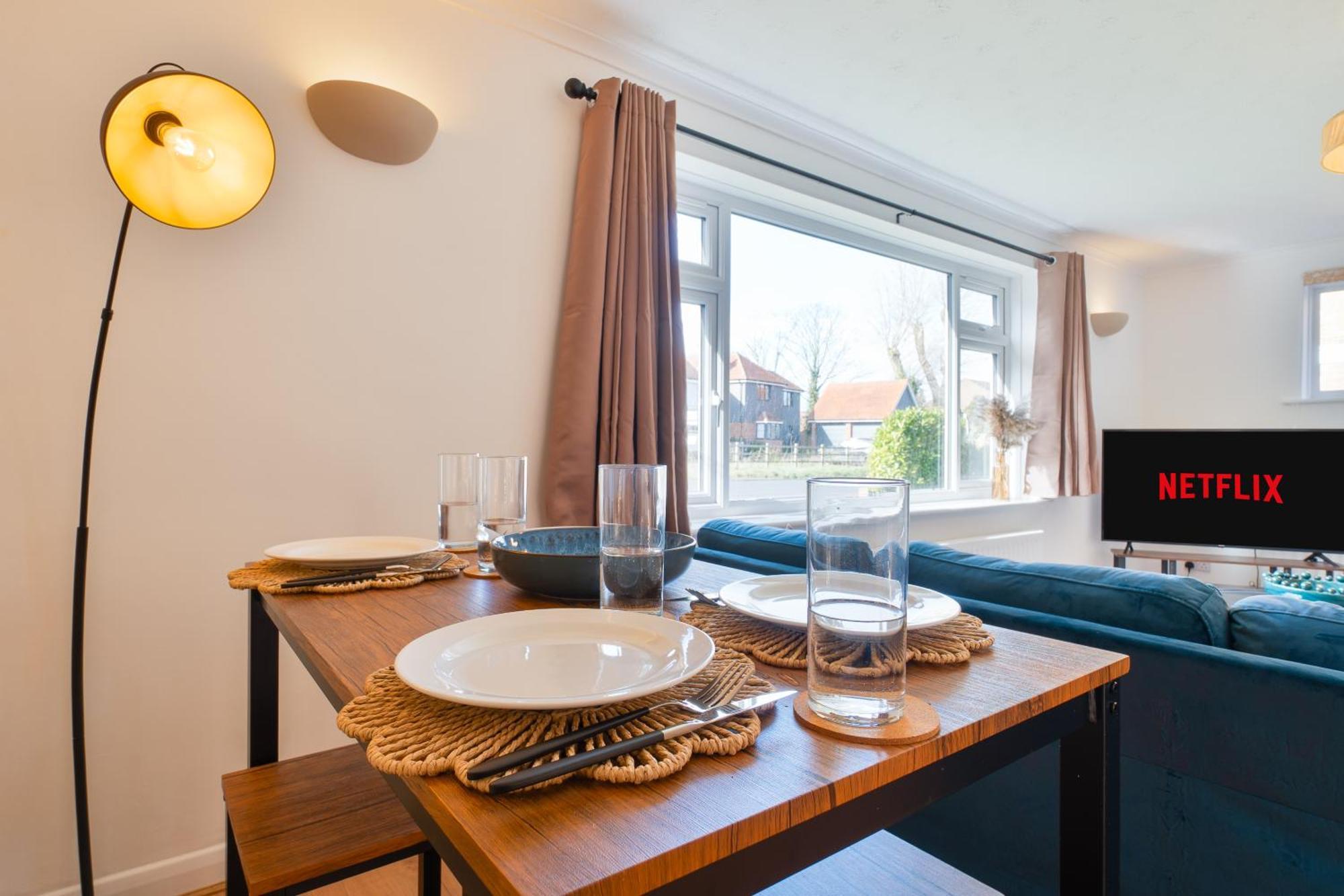 Stylish 4 Bedroom Spacious Retreat With Parking - Sleeps 10 - Families & Contractors Canterbury Eksteriør billede