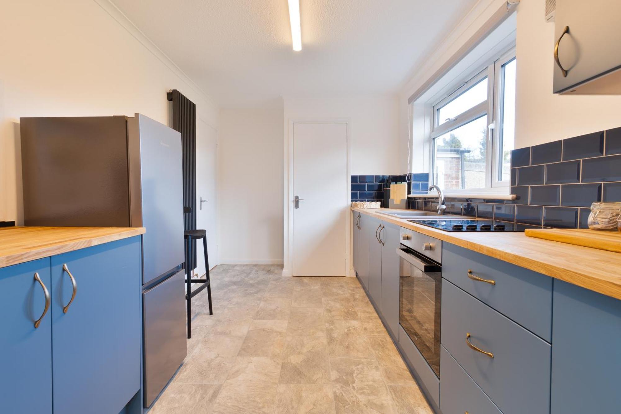 Stylish 4 Bedroom Spacious Retreat With Parking - Sleeps 10 - Families & Contractors Canterbury Eksteriør billede