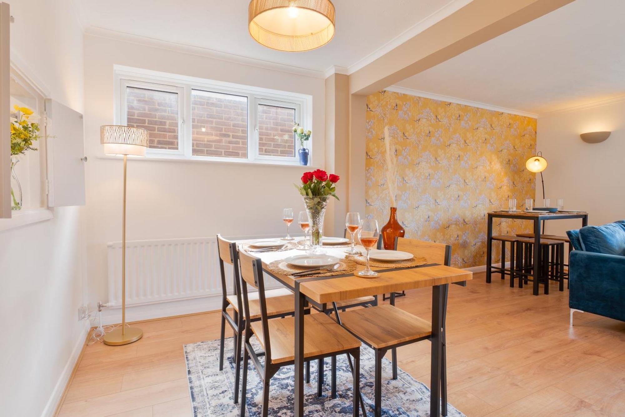 Stylish 4 Bedroom Spacious Retreat With Parking - Sleeps 10 - Families & Contractors Canterbury Eksteriør billede