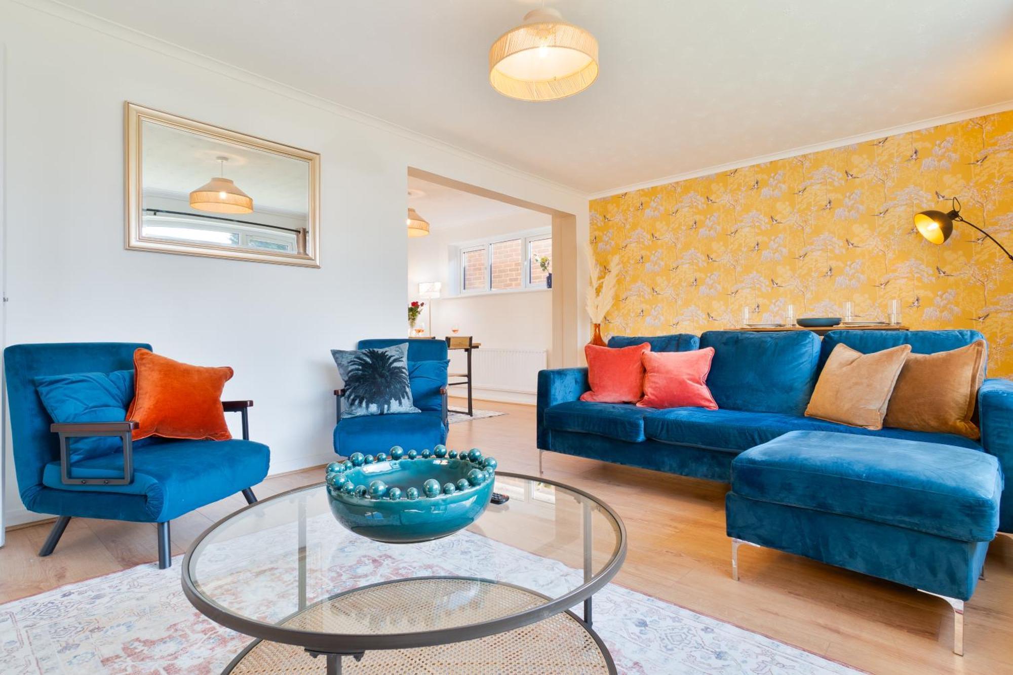 Stylish 4 Bedroom Spacious Retreat With Parking - Sleeps 10 - Families & Contractors Canterbury Eksteriør billede