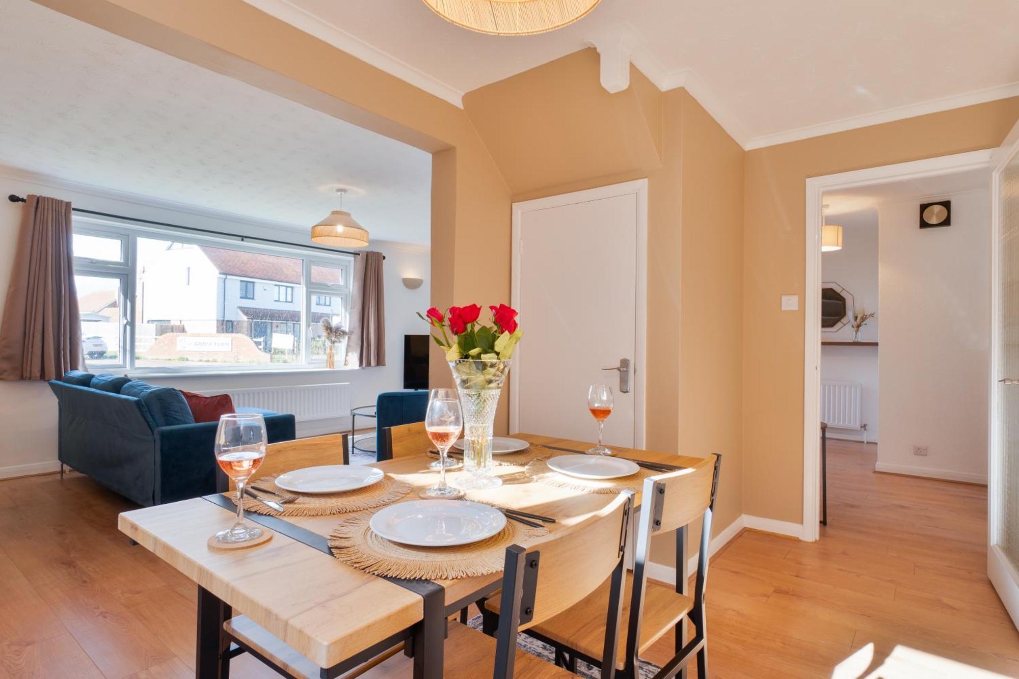 Stylish 4 Bedroom Spacious Retreat With Parking - Sleeps 10 - Families & Contractors Canterbury Eksteriør billede