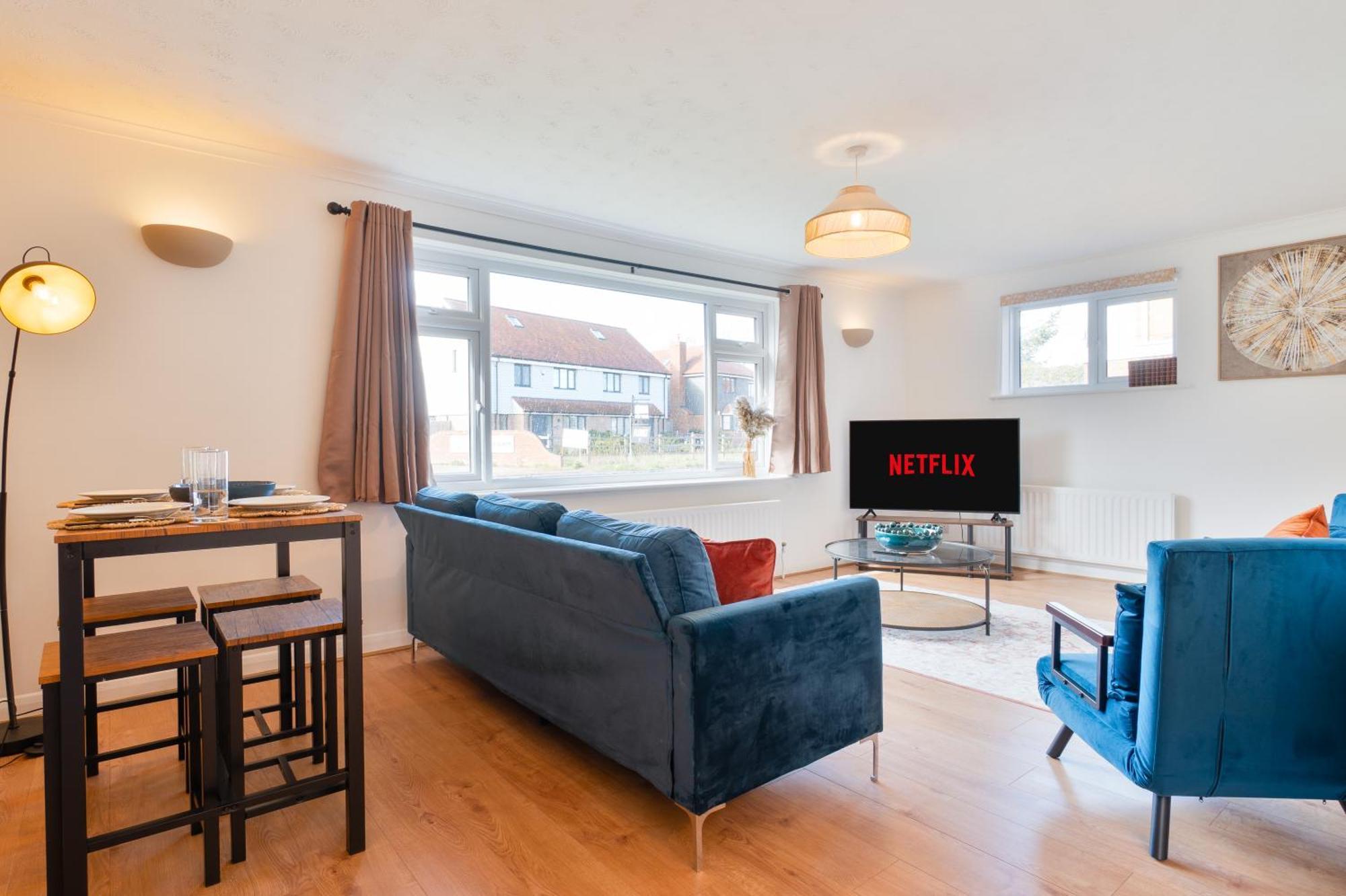 Stylish 4 Bedroom Spacious Retreat With Parking - Sleeps 10 - Families & Contractors Canterbury Eksteriør billede