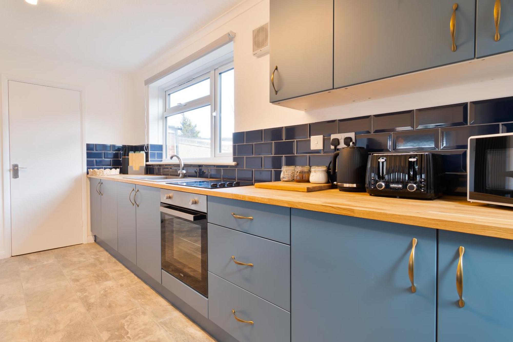 Stylish 4 Bedroom Spacious Retreat With Parking - Sleeps 10 - Families & Contractors Canterbury Eksteriør billede