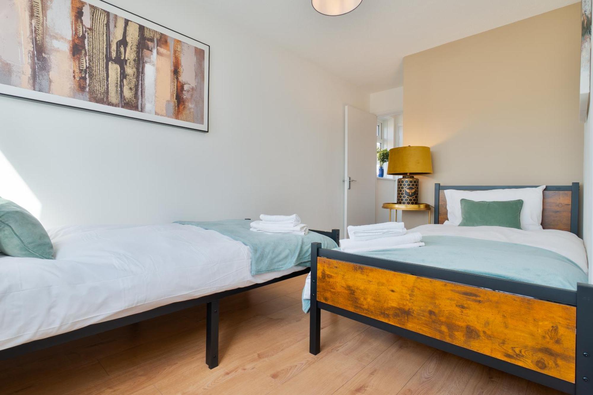 Stylish 4 Bedroom Spacious Retreat With Parking - Sleeps 10 - Families & Contractors Canterbury Eksteriør billede