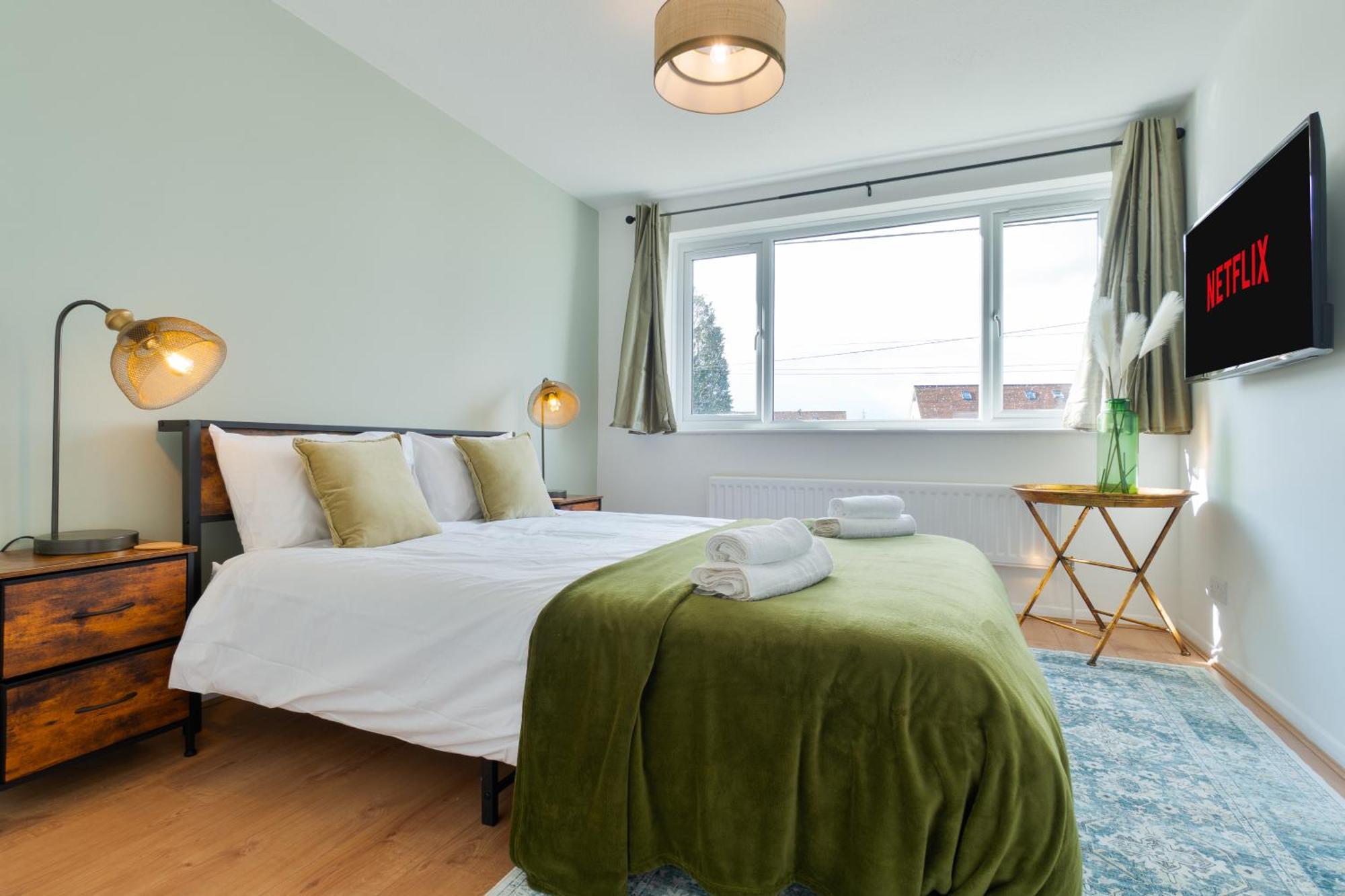Stylish 4 Bedroom Spacious Retreat With Parking - Sleeps 10 - Families & Contractors Canterbury Eksteriør billede