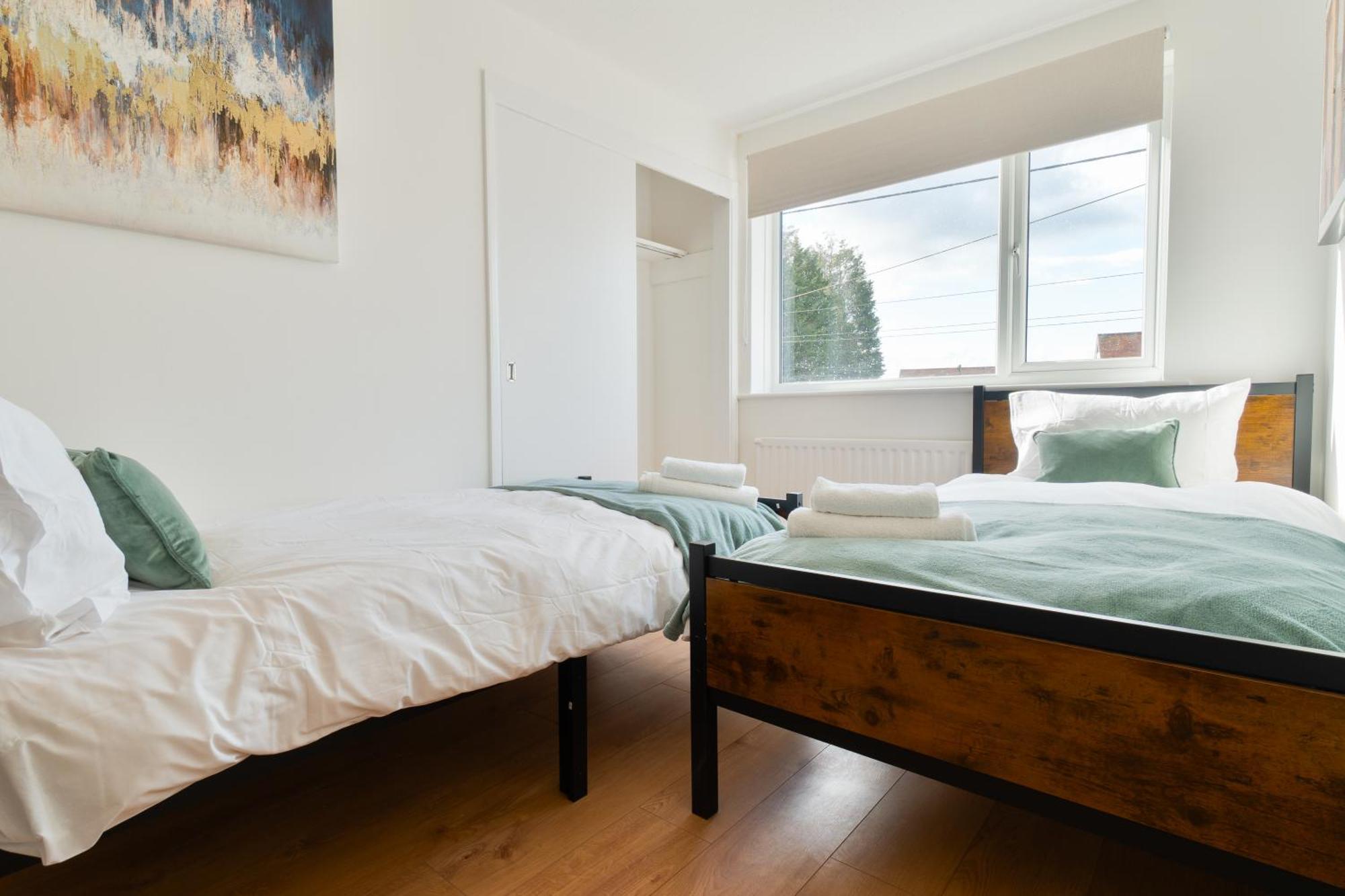 Stylish 4 Bedroom Spacious Retreat With Parking - Sleeps 10 - Families & Contractors Canterbury Eksteriør billede