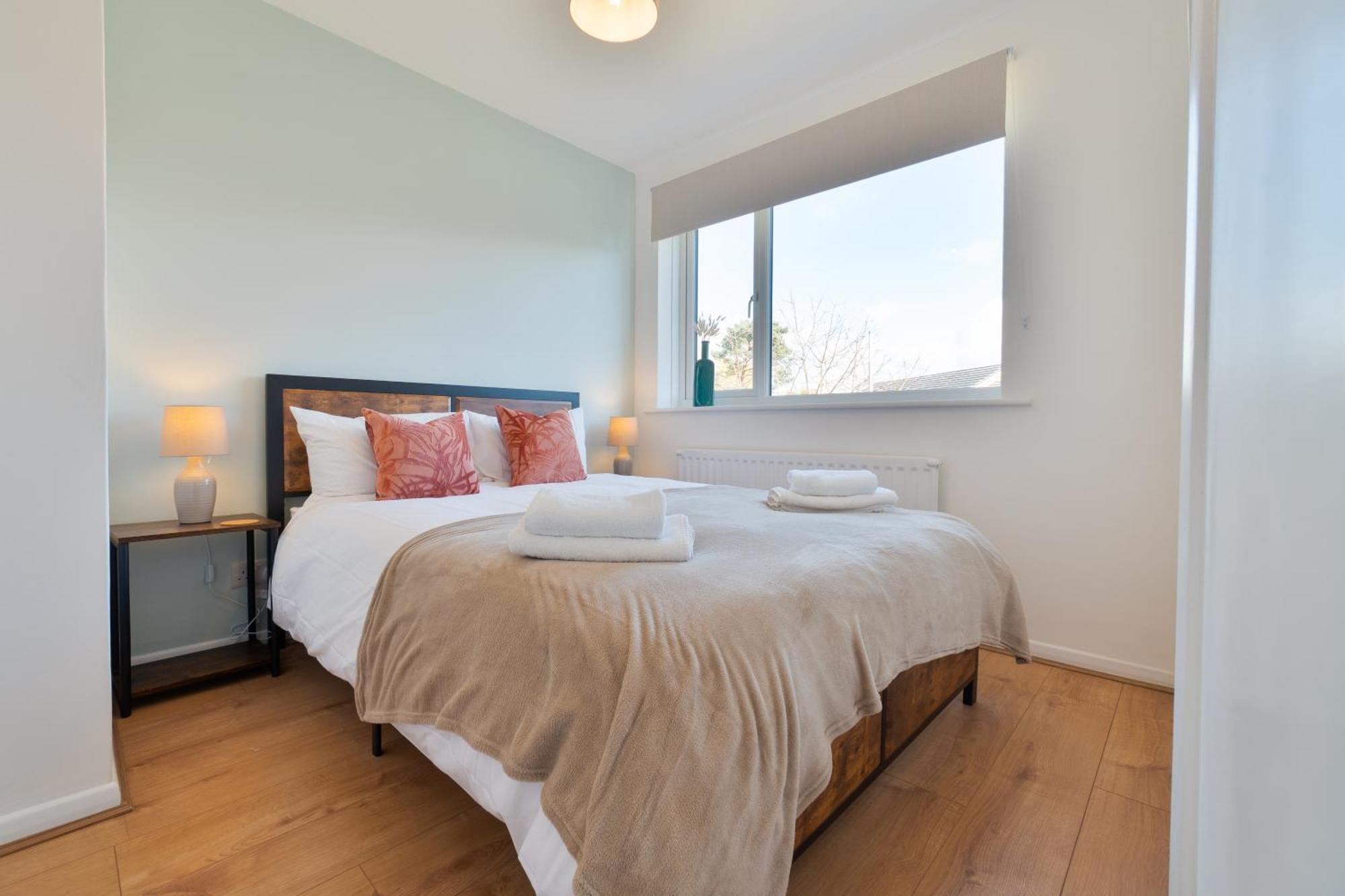 Stylish 4 Bedroom Spacious Retreat With Parking - Sleeps 10 - Families & Contractors Canterbury Eksteriør billede