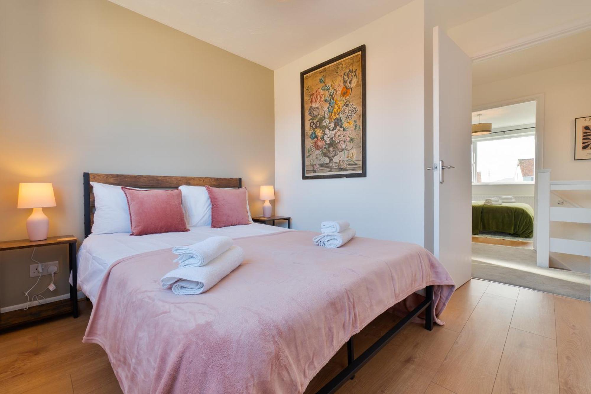 Stylish 4 Bedroom Spacious Retreat With Parking - Sleeps 10 - Families & Contractors Canterbury Eksteriør billede