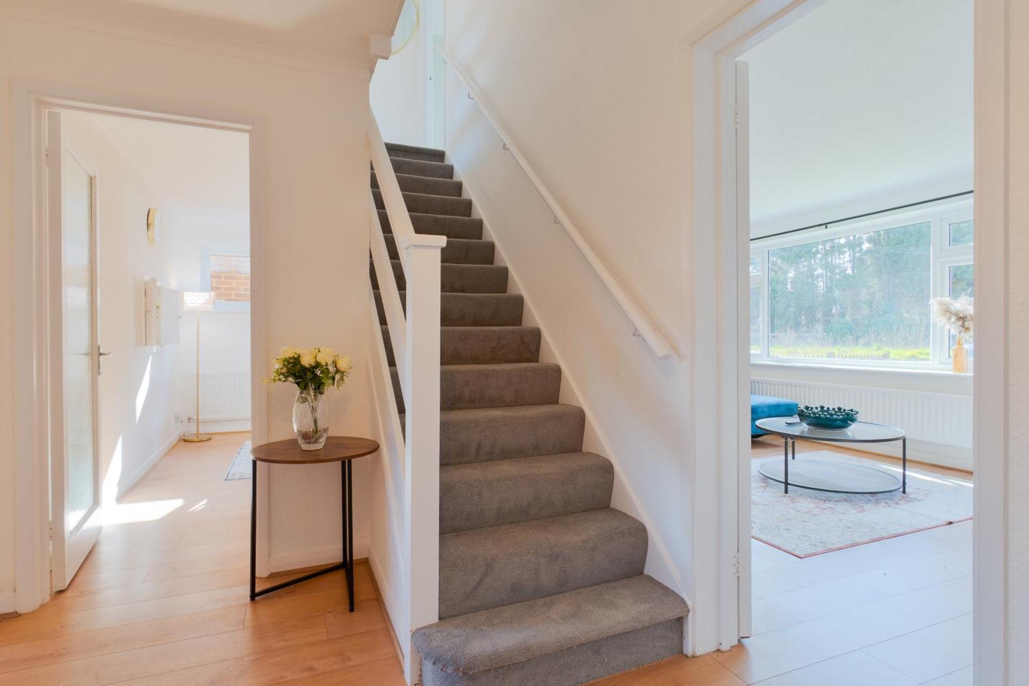 Stylish 4 Bedroom Spacious Retreat With Parking - Sleeps 10 - Families & Contractors Canterbury Eksteriør billede