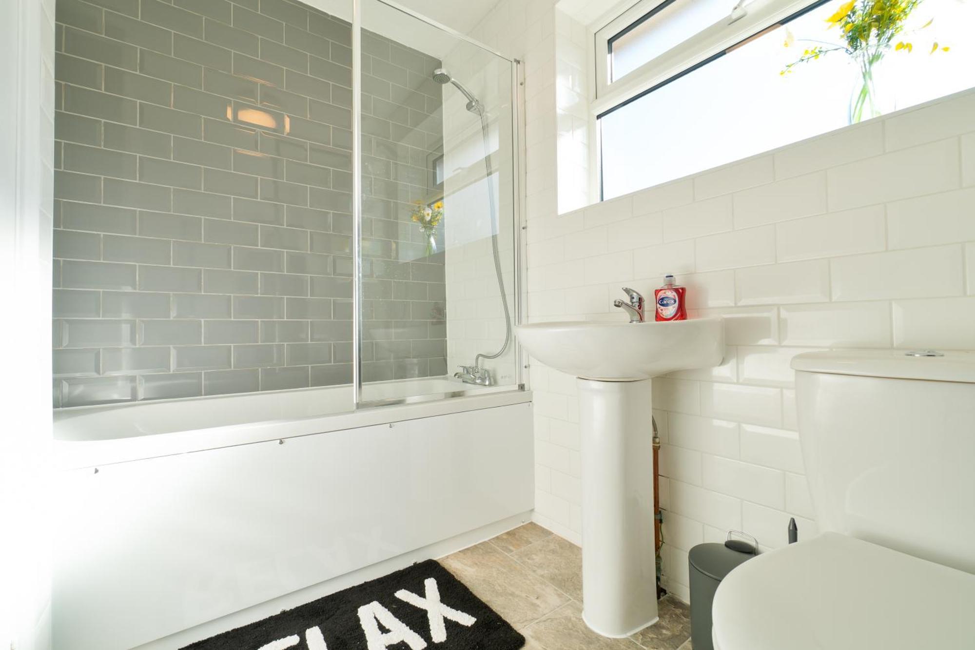 Stylish 4 Bedroom Spacious Retreat With Parking - Sleeps 10 - Families & Contractors Canterbury Eksteriør billede